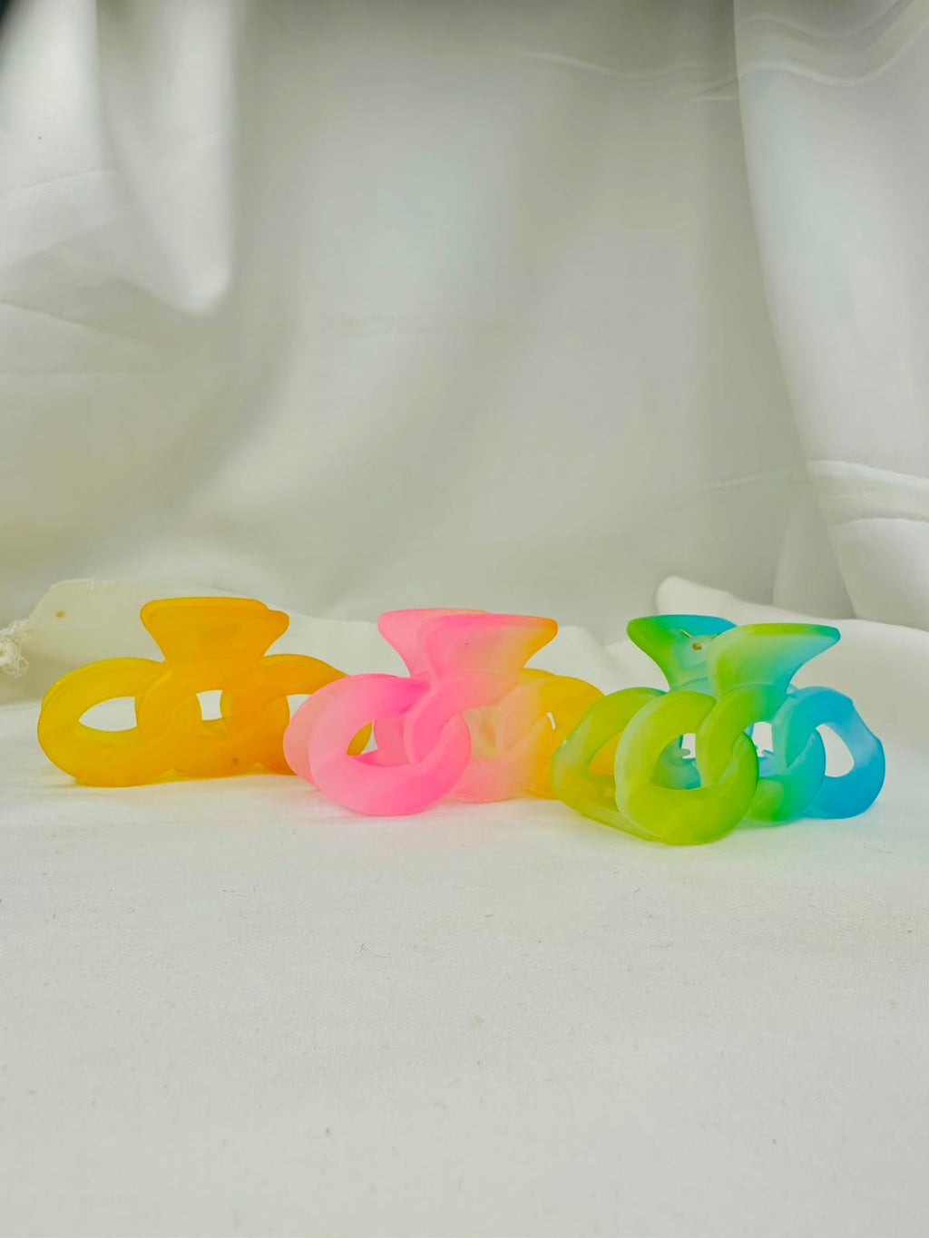 Pair Of 3 Color Pop  Hair Claw Clips – Trendy Transparent Hair Clips