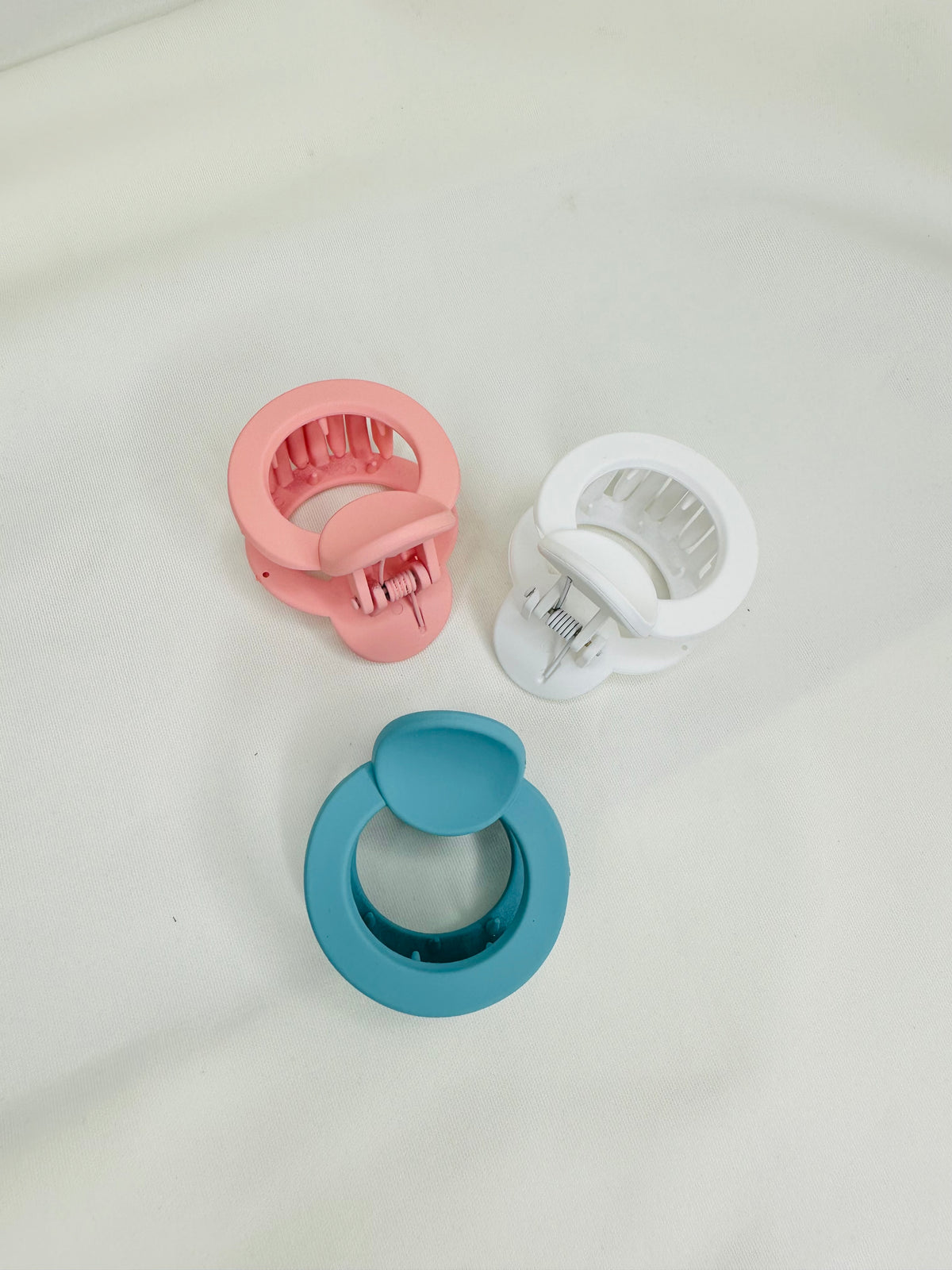 MIN MIN Matte Round Hair Claw Clip – Minimalist Non-Slip Hair Clip for Women (Assorted Colors)