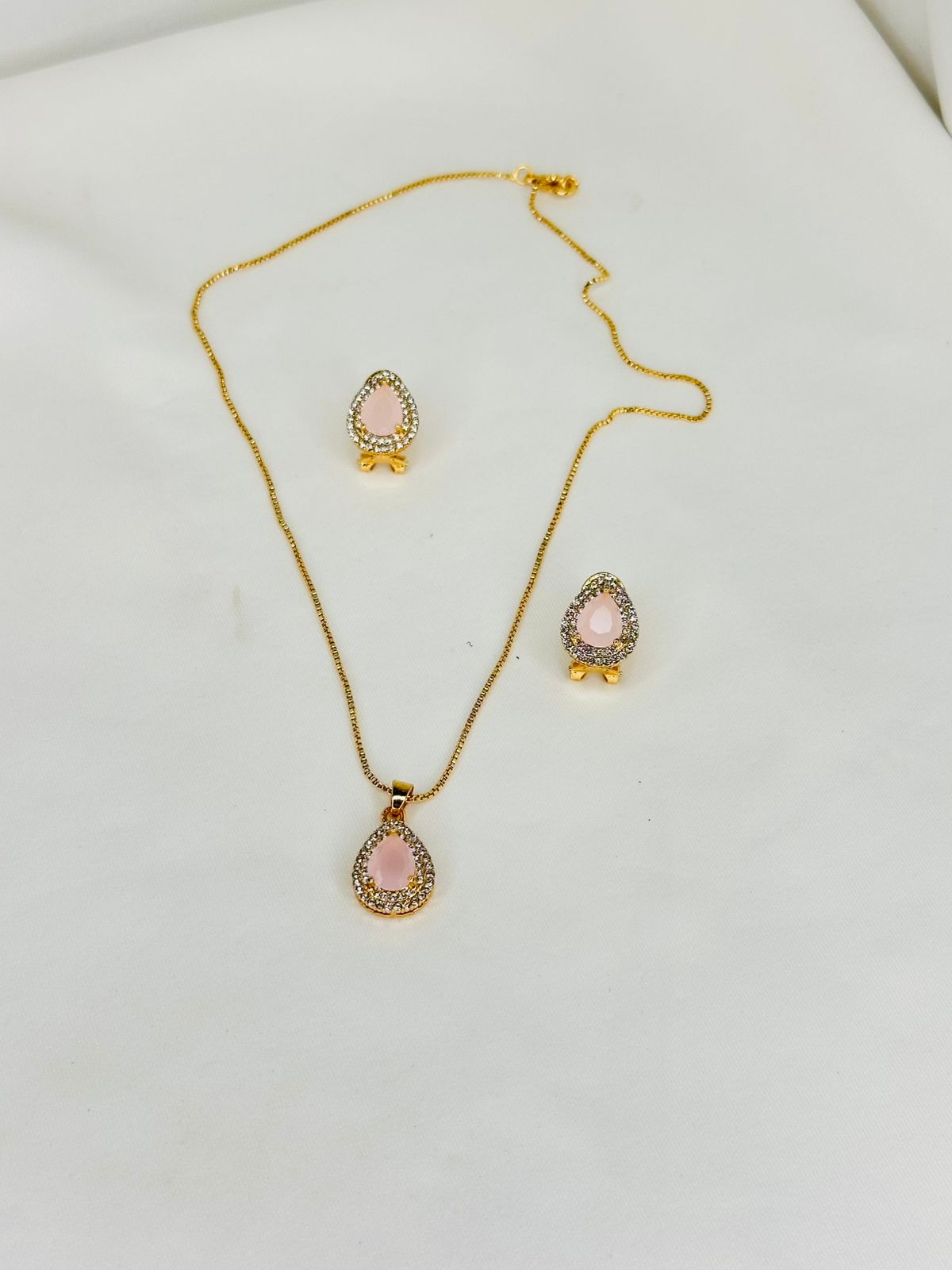 Elegant Pink Teardrop Pendant Necklace &amp; Earrings Set – Gold Plated