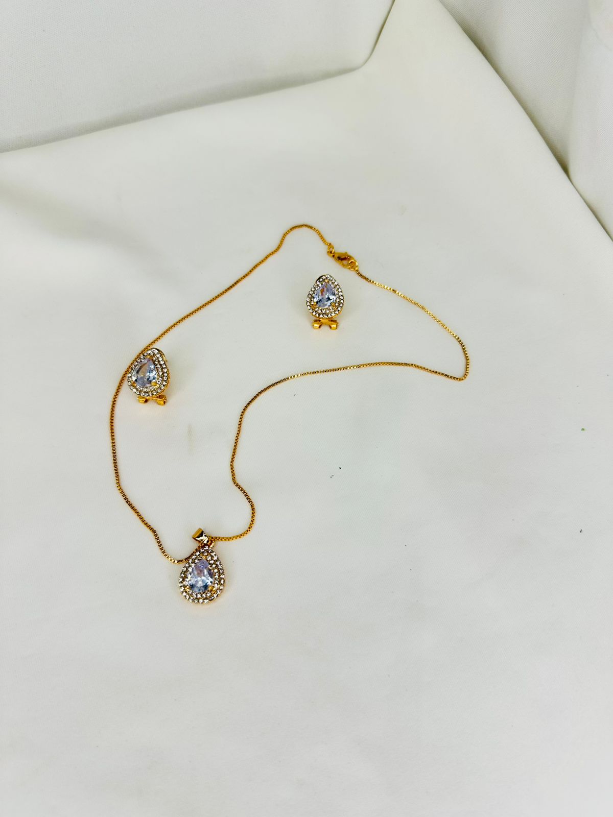 Elegant Pink Teardrop Pendant Necklace &amp; Earrings Set – Gold Plated