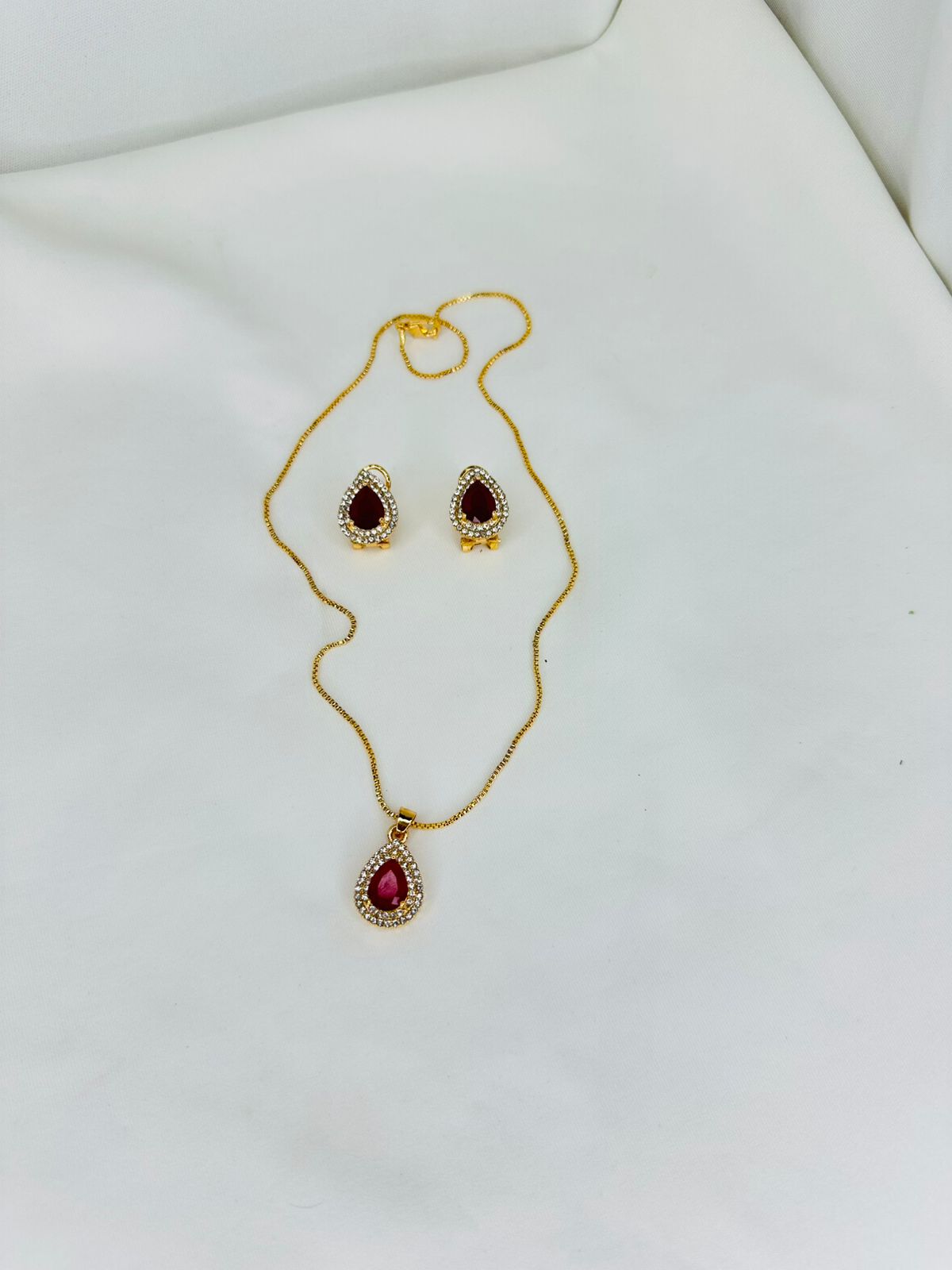 Elegant Pink Teardrop Pendant Necklace &amp; Earrings Set – Gold Plated
